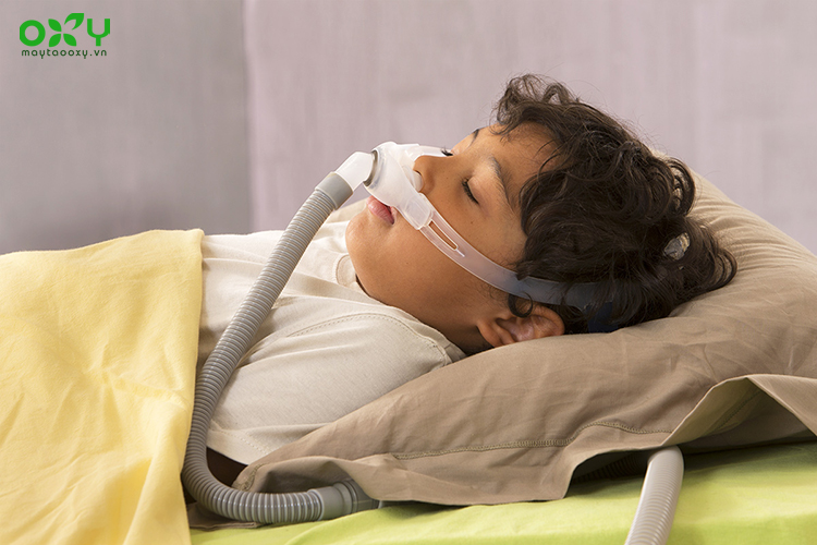 Ngủ với mặt nạ CPAP là một cách điều trị tình trạng trẻ ngưng thở khi ngủ