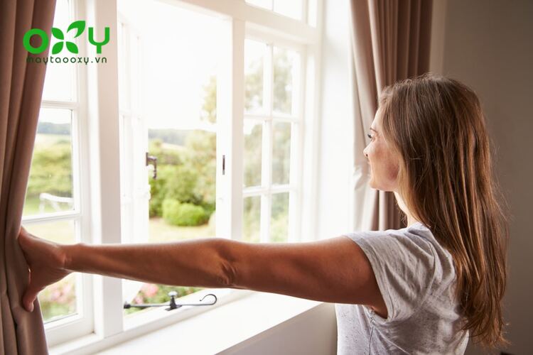 Mở cửa sổ và bật quạt có thể giảm nồng độ VOC trong nhà