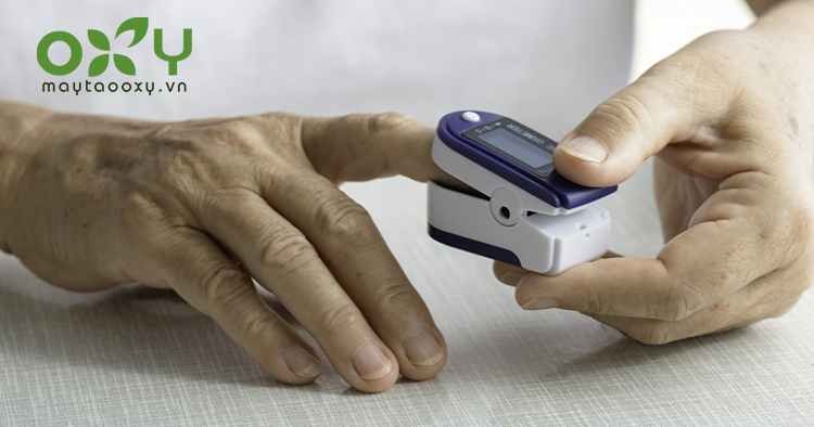 Máy đo oxy xung là một thiết bị nhỏ thường kẹp trên đầu ngón tay hoặc vành tai