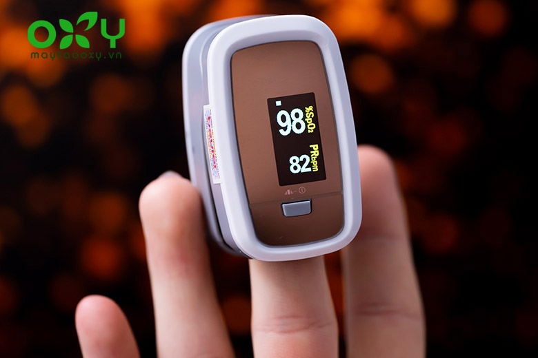 Máy đo nồng độ oxy trong máu dạng kẹp ngón tay là phương pháp được sử dụng thường xuyên nhất