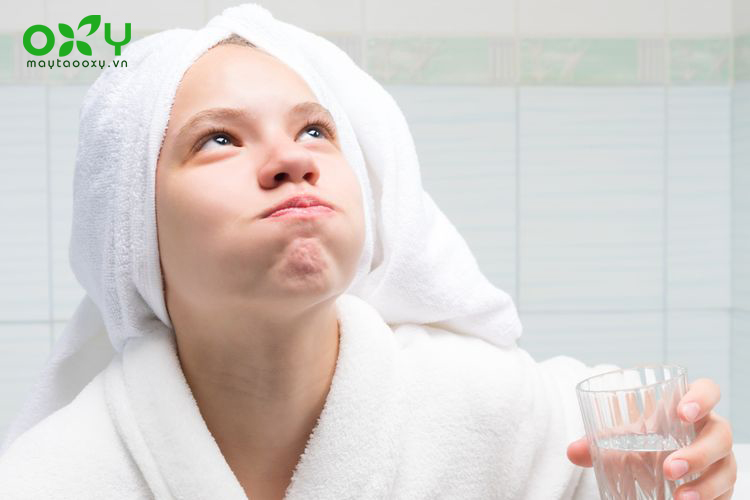 Súc miệng bằng nước muối ấm sẽ giúp tiêu diệt vi khuẩn trong cổ họng