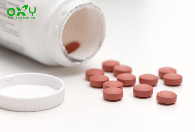 Người bệnh quai bị có thể dùng thuốc không chứa aspirin như acetaminophen và ibuprofen để hạ sốt và giảm đau