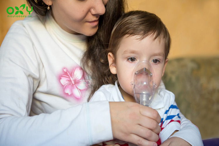 Ba mẹ có thể dùng máy xông khí dung với nước muối sinh lý làm tan chất nhầy trong mũi và họng của bé