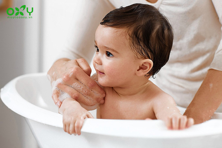 Tắm nước ấm cũng là một cách chữa ho cho bé khi ngủ