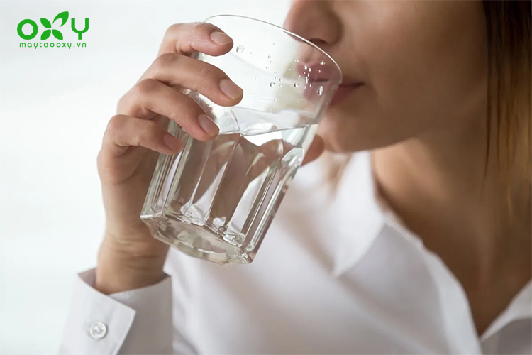 Uống nhiều nước giúp làm loãng chất nhầy trong cổ họng