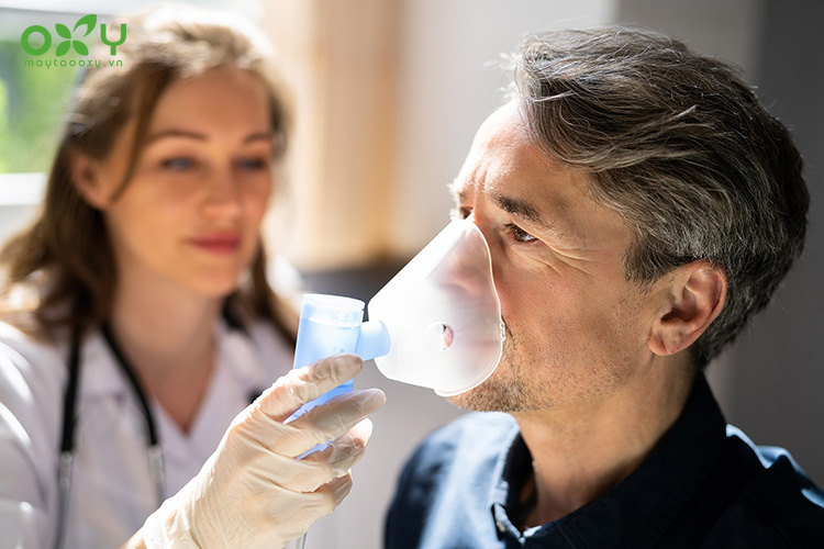 Sử dụng máy xông khí dung với nước muối sinh lý giúp bạn vệ sinh mũi họng để giảm ho