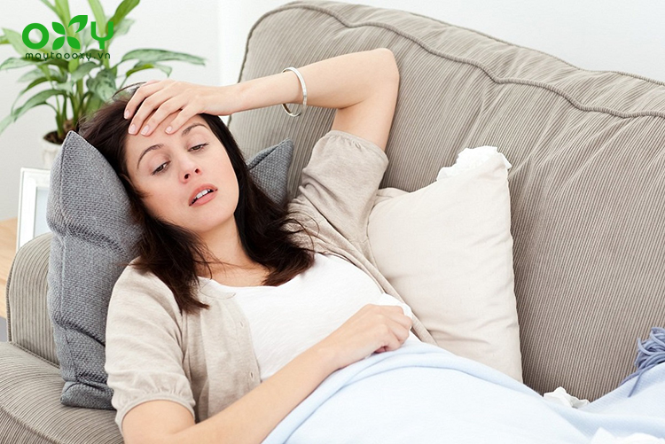 Một số biểu hiện phổ biến khi bị khó thở khi nằm bao gồm hụt hơi, tức ngực, tim đập nhanh