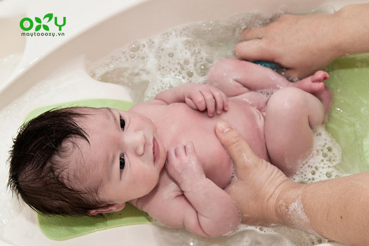 Ba mẹ cần điều chỉnh nhiệt độ nước sao cho vừa phải khi tắm cho bé