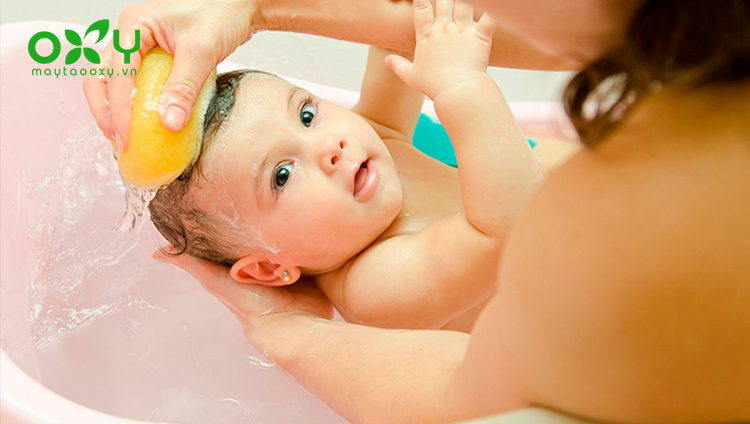 Ba mẹ nên tắm cho bé bị viêm phế quản lúc 10h - 10h30 sáng hoặc 15h - 15h30 chiều