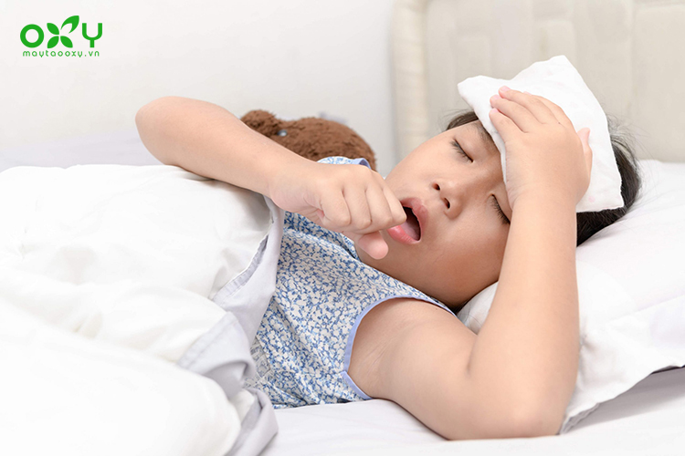 Trẻ ho khi nằm ngủ do dịch mũi chảy xuống sau cổ họng, kích ứng đường hô hấp trên và gây ho