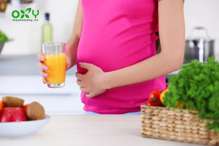 Phụ nữ mang thai nên tham khảo ý kiến bác sĩ trước khi muốn uống vitamin C mỗi ngày