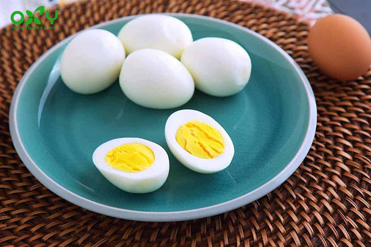 Vitamin B7 có nhiều trong thực phẩm nào? Một quả trứng nấu chín có thể cung cấp 10 mg vitamin B7
