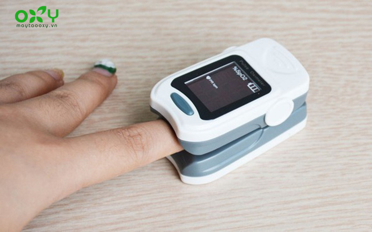 Máy đo nồng độ oxy trong máu là một thiết bị nhỏ kẹp vào ngón tay để đo lượng oxy trong máu và nhịp tim