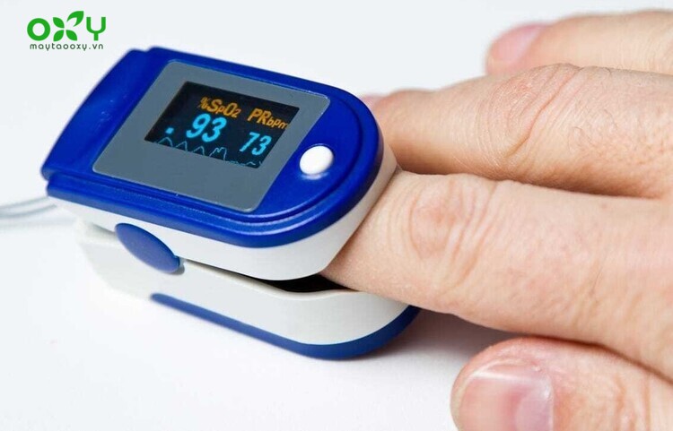 Sử dụng ngón trỏ của một trong hai bàn tay để đo nồng độ oxy trong máu